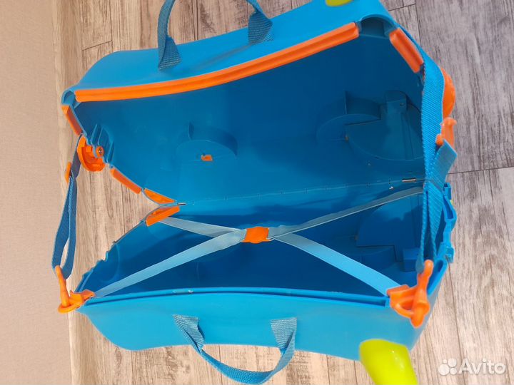 Детский чемодан на колесиках