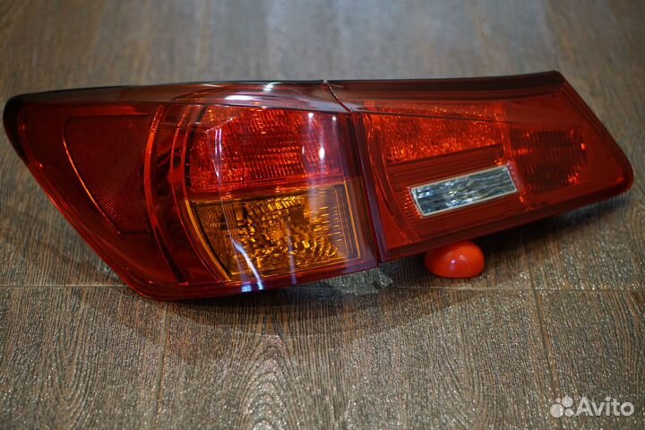 Lexus is250 фонарь задний левый
