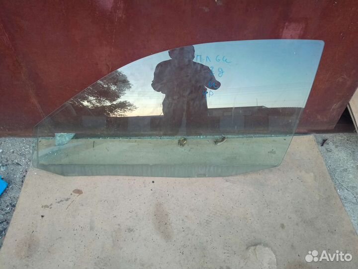 Левое стекло golf 4 3D купе зд