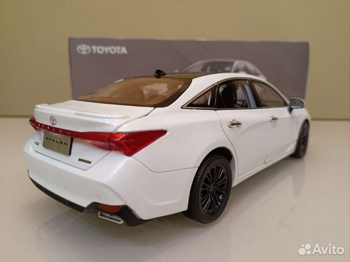 Toyota Avalon V (2018-2023) Белый 1:18
