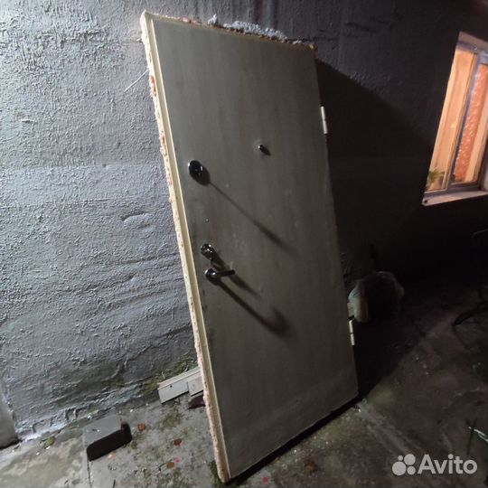 Дверь входная металлическая б/у