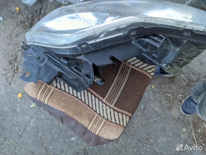 Передняя правая фара Тойота аурис