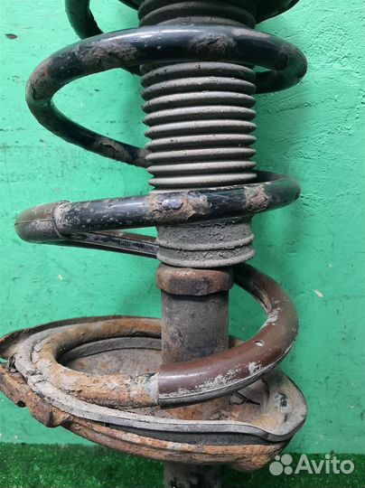 Стойка амортизатора передняя правая Lexus RX400H