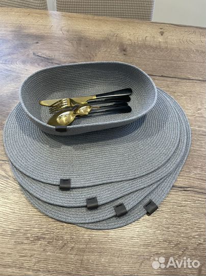 Сервировочные салфетки и хлебница