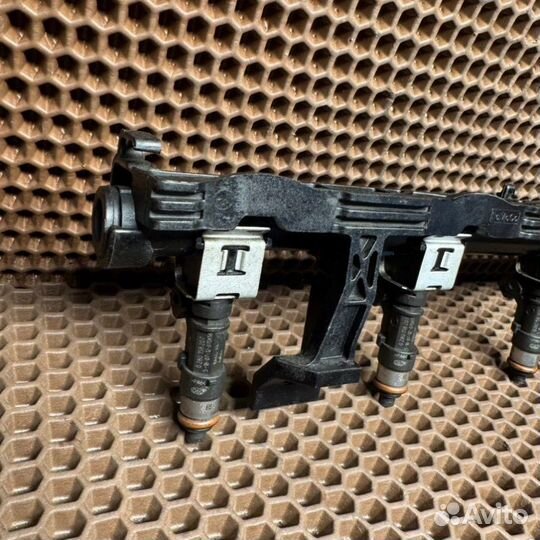 Топливная рампа в сборе с форсунками Ford Focus BM