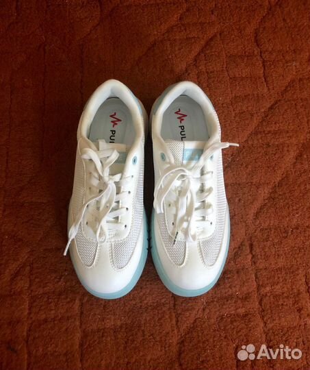 Кроссовки новые женские