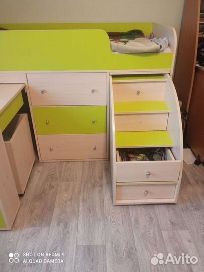 Детская кровать чердак со столом и шкафом