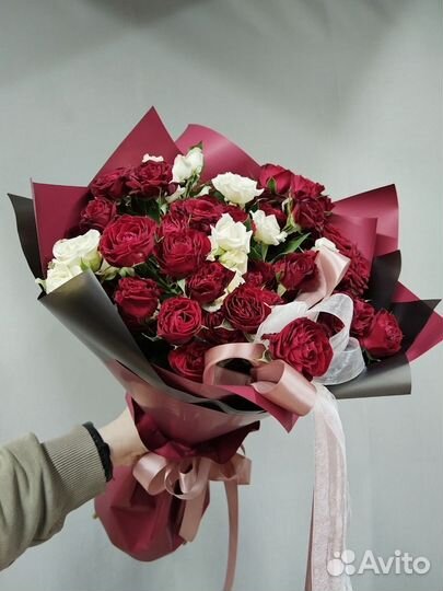 Букет из 17 красных и белых кустовых роз