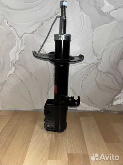 Правый амортизатор тойоты королла Е120