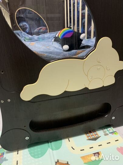 Детская кроватка с маятником