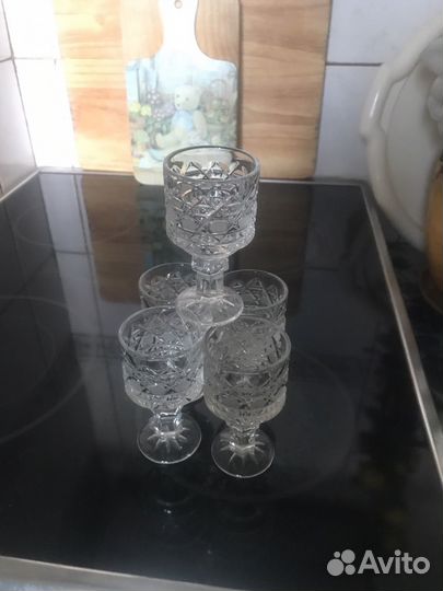 Хрустальные рюмки на ножке