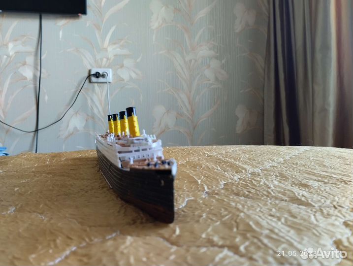 Модель титаника из пластика со дна