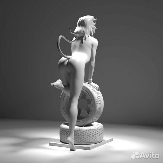 Фигурка дьяволица с колесами для украшения салонов