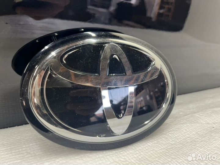 Эмблема передняя Toyota Camry V70 2017-2021