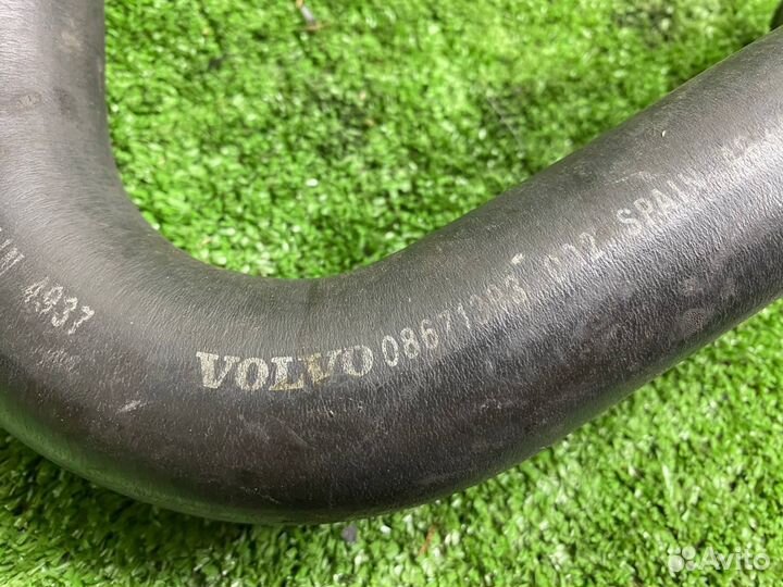 Патрубок радиатора верхний Volvo S60 S80 Xc70 V70