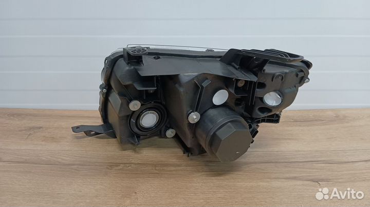 Фара правая Mitsubishi Pajero