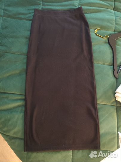 Юбка миди с разрезом в рубчик