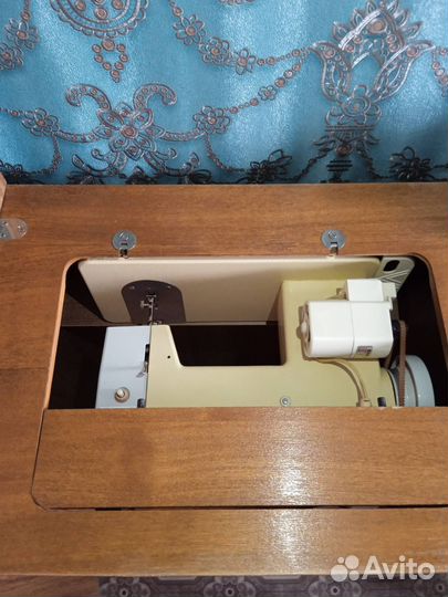 Швейная машинка чайка 143