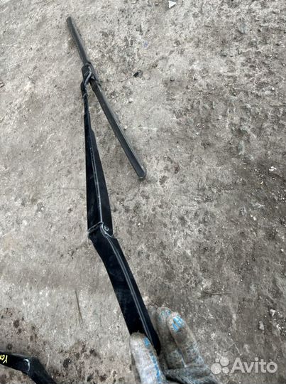 Поводок щеткодержатель жабо Skoda Yeti