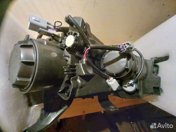 Фара правая в сборе под ксенон, с корректором