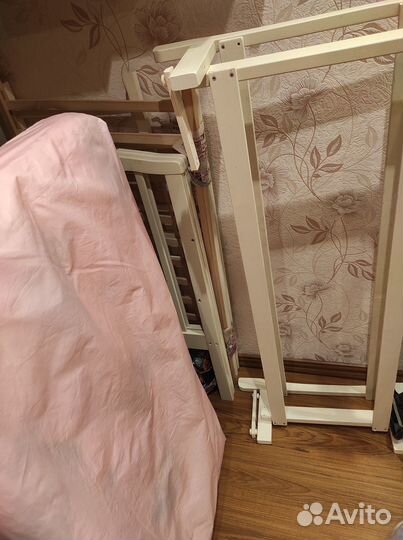 Детская кроватка с маятником