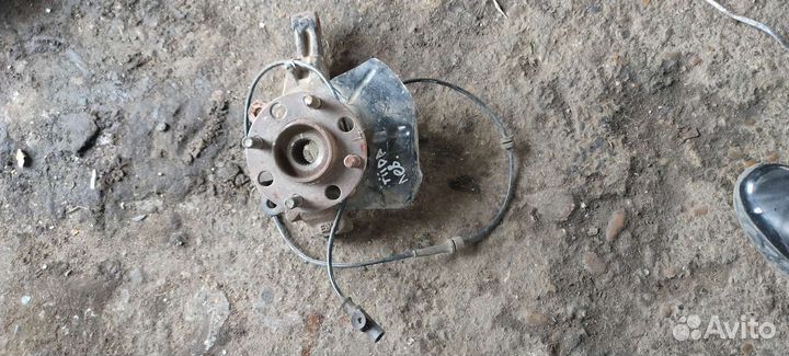 Кулак поворотный левый nissan tiida