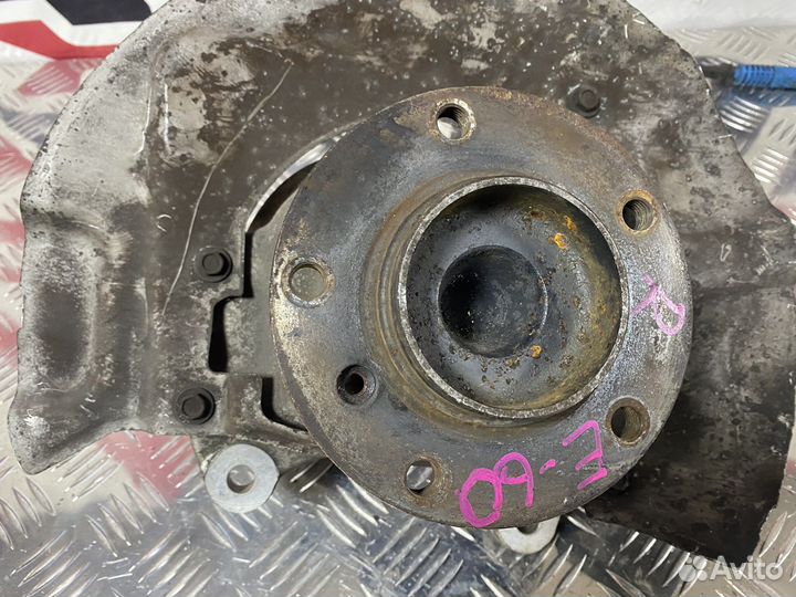 Кулак передний правый BMW E60