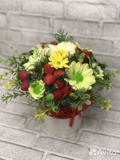 Букетик ромашек с ягодками