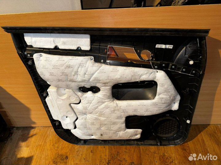 Обшивка двери передней правой Opel Antara