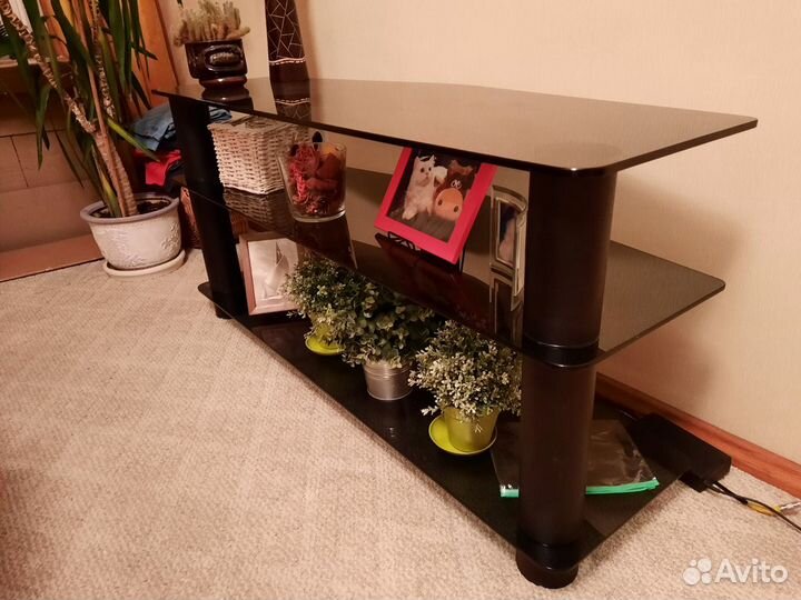 Продам шикарную стеклянную тумбу под телевизор