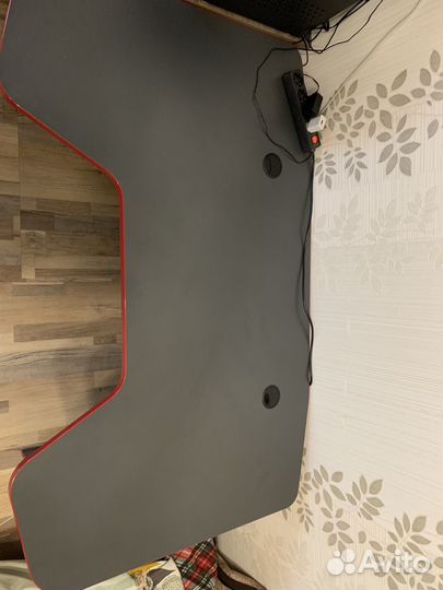 Стол компьютерный игровой