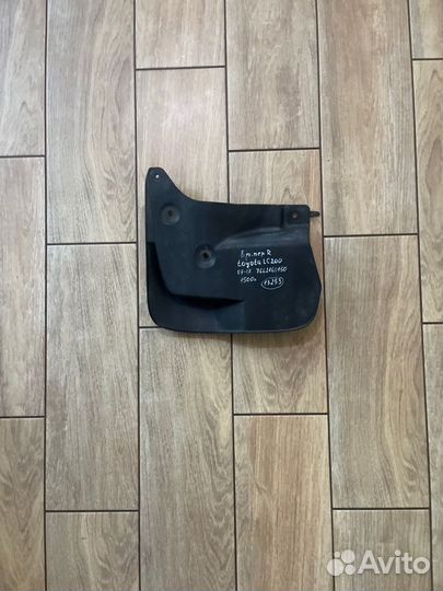 Брызговик передний правый Toyota Land Cruiser 200