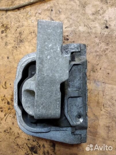 Опора двигателя правая Volkswagen Caddy 3 BSE