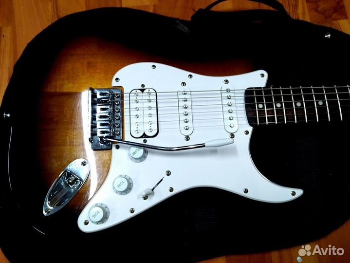 Две электрогитары Squier by Fender Stratocaster