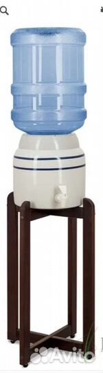 Керамический кувшин на высокой подставке