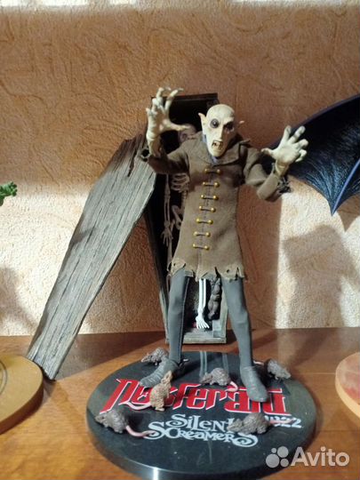 Коллекционная фигурка Mezco One 12 Nosferatu
