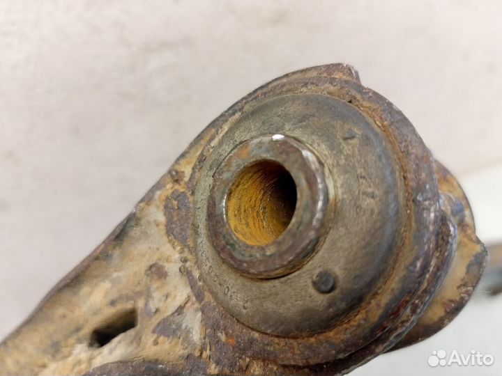 Рычаг передний левый