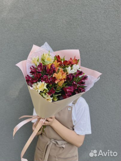 Букет из 9 Альстромерий в матовой бумаге