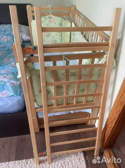 Детская кроватка с маятником