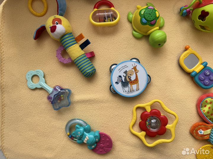 Развивающие игрушки и книжки для малышей пакетом