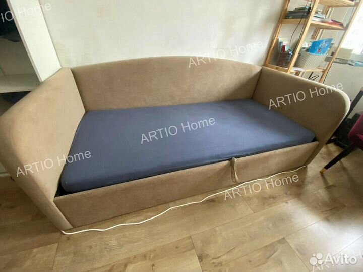 Кровать с мягким изголовьем