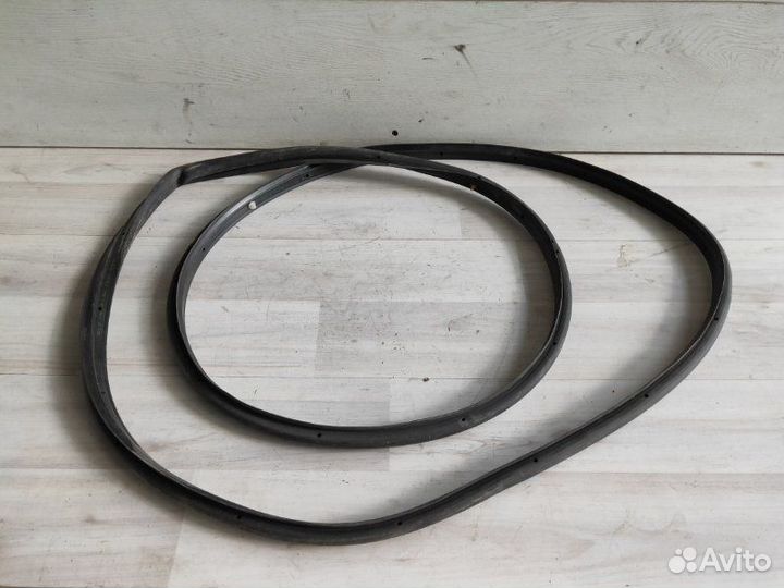 Уплотнитель двери задний правый Opel Astra J 2010