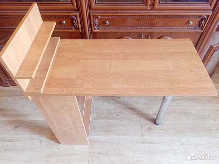 Маникюрный стол