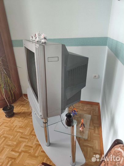 Телевизор Авест. 82 диагональ