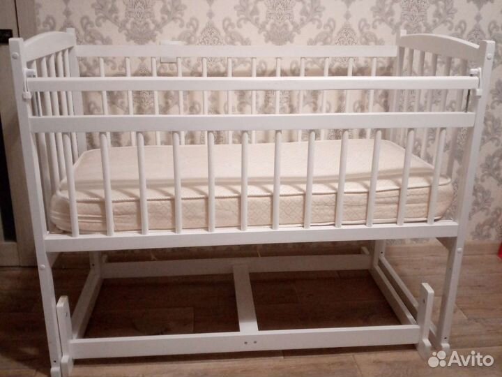 Детская кроватка с маятником
