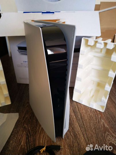 Новая Sony playstation 5, плюс 3игры на дисках