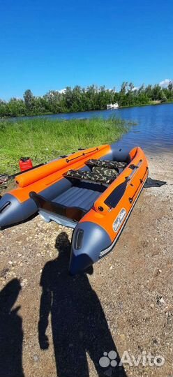 Надувная лодка с мотором