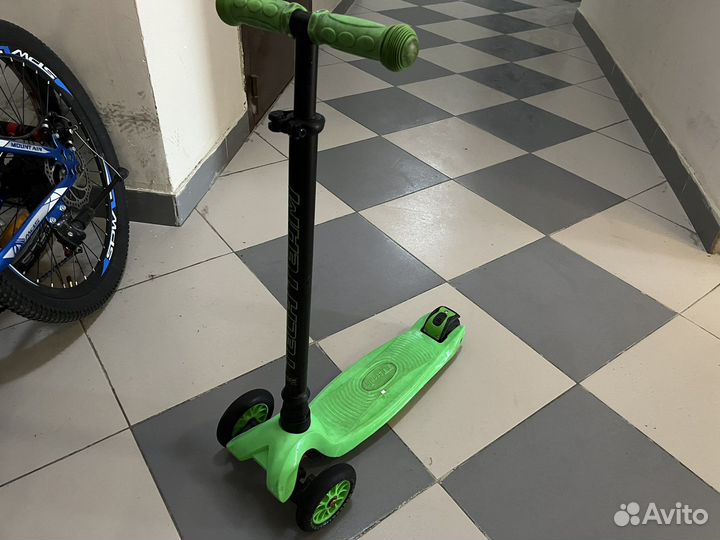 Самокат трехколесный