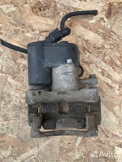 Суппорт задний левый Volkswagen Passat B6 2.0 BVY