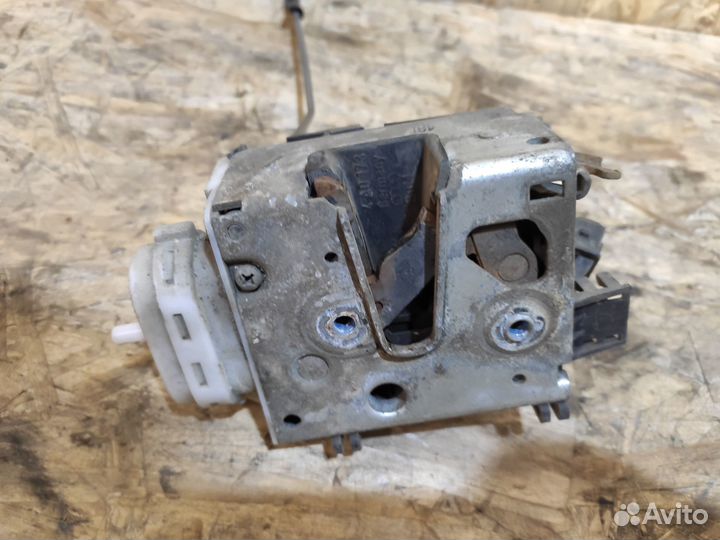 Замок двери передний левый Audi 100 C4